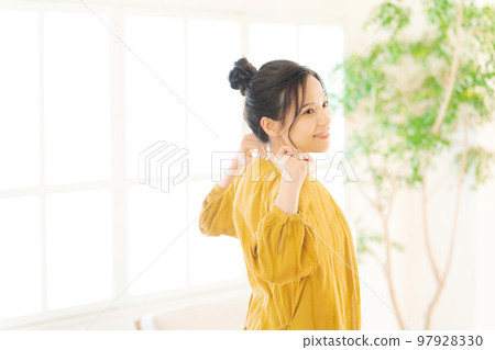 在房間裡放鬆的女人 在房間裡放鬆的女人 97928330