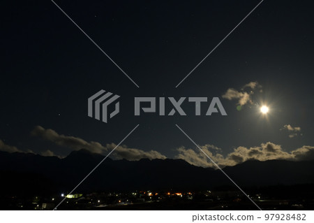 Hakushu-cho, Hokuto City, when the eastern sky turns white, the small moon setting in the west at the age of 13.2 97928482