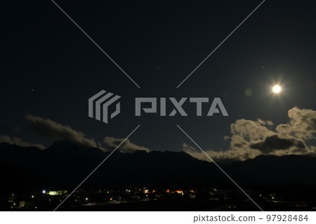Hakushu-cho, Hokuto City, when the eastern sky turns white, the small moon setting in the west at the age of 13.2 Hakushu-cho, Hokuto City, when the eastern sky turns white, the small moon setting in the west at the age of 13.2 97928484