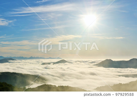 Hokkaido: The sun at dawn and the land of the sea of clouds 97929588