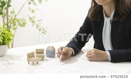 簽訂房地產合同的兩名婦女的手 97929828