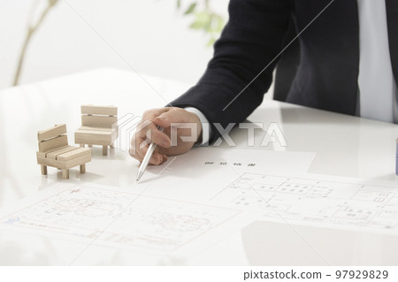 簽訂房地產合同的兩名婦女的手 97929829