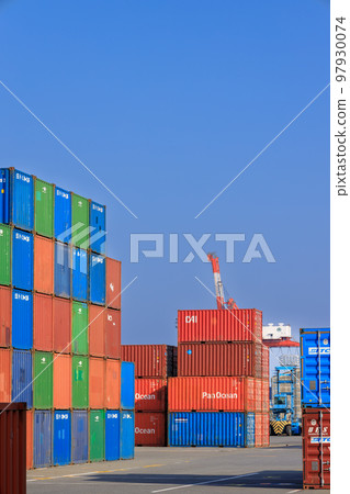 Containers for international cargo to be loaded Containers for international cargo to be loaded 97930074