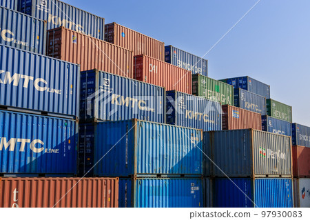 Containers for international cargo to be loaded 97930083