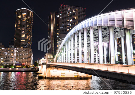 “東京”東京灣區勝哄橋和塔樓公寓的夜景 97930826