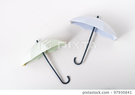 讓雨季變得有趣和跳舞的雨傘 97930841