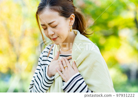 A woman who cares about palpitations in her chest 97931222
