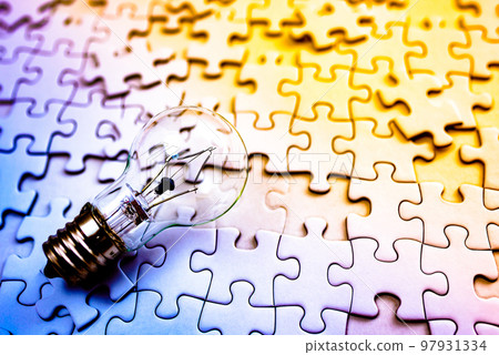 激發想法 燈泡的背景紋理和脫節的拼圖 策略 明亮和黑暗的彩虹色 激發想法 燈泡的背景紋理和脫節的拼圖 策略 明亮和黑暗的彩虹色 97931334