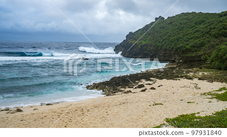 沖繩與那國島 Dannu 海灘惡劣天氣導致海面波濤洶湧 97931840