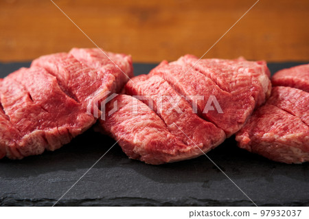 厚切生牛舌 97932037