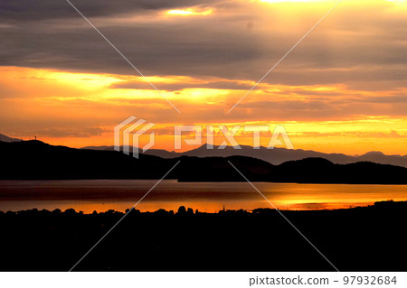 Lakeside and mountains at dusk [Lake Inawashiro, Inawashiro Town, Yama District, Fukushima Prefecture] 97932684