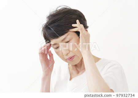 頭痛的中年婦女 白色背景 97932734
