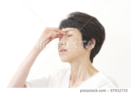 眼睛疲勞的中年婦女 白色背景 97932735