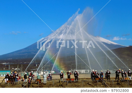 Fuji City's New Year's ceremony, a rainbow appeared on Mt. Fuji Fuji City's New Year's ceremony, a rainbow appeared on Mt. Fuji 97932800