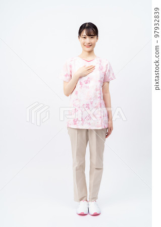 穿著花卉磨砂膏的年輕女護士 97932839