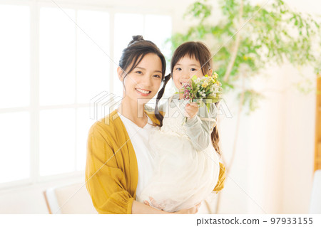 mom holding a girl 97933155