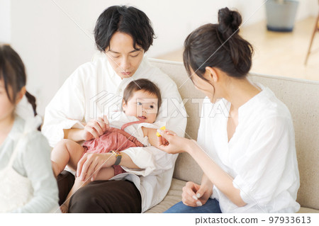 家庭在客廳放鬆身心 97933613