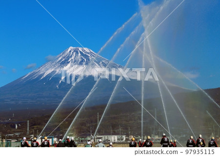 富士市新年遊行儀式，富士山，消防隊，放水 97935115