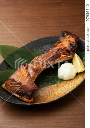 Grilled beef with tuna 97936340