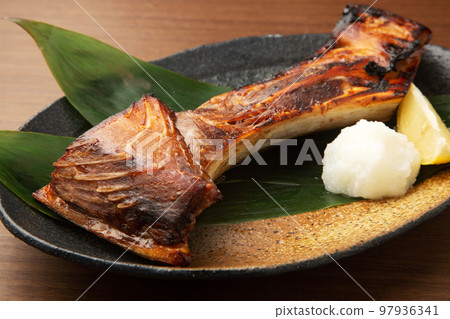 Grilled beef with tuna 97936341