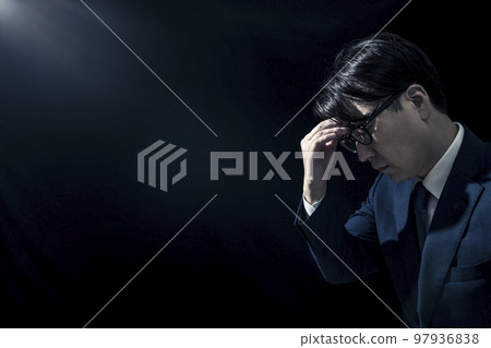 商務人士低頭看著他的眉毛 商務人士低頭看著他的眉毛 97936838