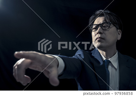 商人的中間人指指點點並發出指示 商人的中間人指指點點並發出指示 97936858