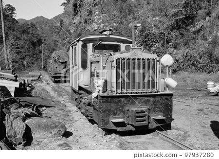 在屋久島森林鐵路上運行的內燃機車 在屋久島森林鐵路上運行的內燃機車 97937280