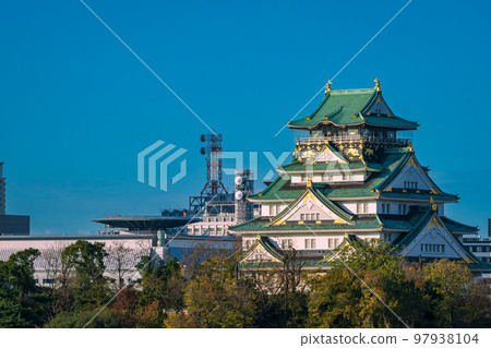 Osaka Castle in the refreshing morning light Osaka Castle in the refreshing morning light 97938104