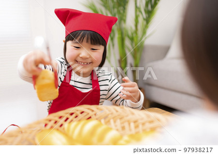 girl playing bakery 97938217