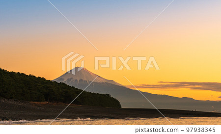 從三保松原看到的富士(黎明) 從三保松原看到的富士(黎明) 97938345