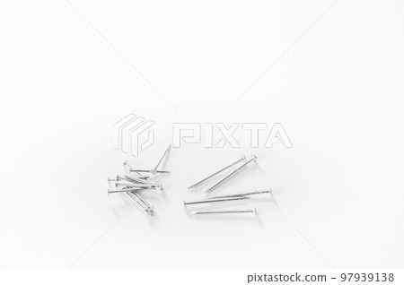 白色背景上不同長度的指甲 白色背景上不同長度的指甲 97939138