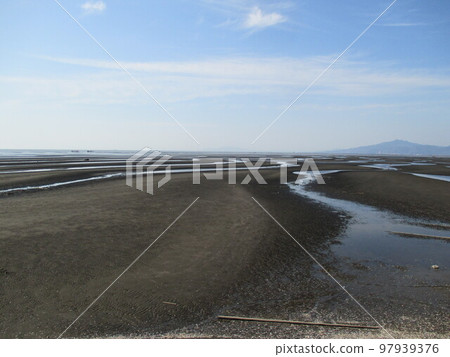 被選為日本100大海灘和日本100大日落之一的Okoshiki海灘的沙灘上出現了由風浪創造的美麗沙子曲線。 97939376