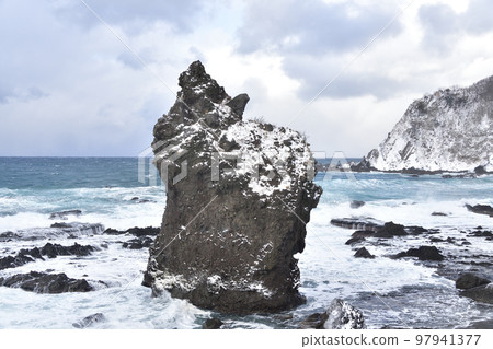 Shoot the scenery of the strangely shaped raccoon rocks in the snow in Taisei Ward, Setana Town, Hokkaido in winter Shoot the scenery of the strangely shaped raccoon rocks in the snow in Taisei Ward, Setana Town, Hokkaido in winter 97941377