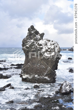 Shoot the scenery of the strangely shaped raccoon rocks in the snow in Taisei Ward, Setana Town, Hokkaido in winter Shoot the scenery of the strangely shaped raccoon rocks in the snow in Taisei Ward, Setana Town, Hokkaido in winter 97941378