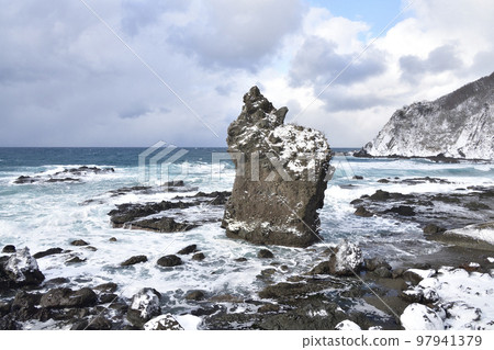 Shoot the scenery of the strangely shaped raccoon rocks in the snow in Taisei Ward, Setana Town, Hokkaido in winter Shoot the scenery of the strangely shaped raccoon rocks in the snow in Taisei Ward, Setana Town, Hokkaido in winter 97941379