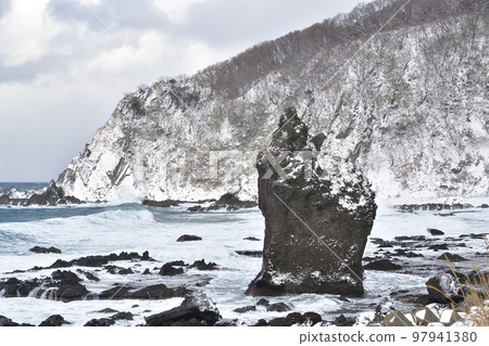 Shoot the scenery of the strangely shaped raccoon rocks in the snow in Taisei Ward, Setana Town, Hokkaido in winter 97941380