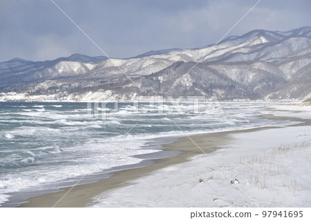 冬季在北海道八雲町熊石市拍攝沙灘風光 97941695