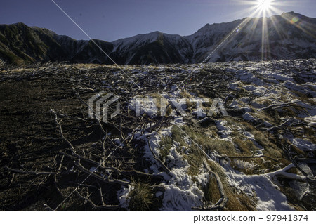 立山上空的太陽 97941874