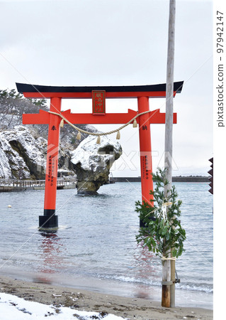 冬季在北海道江刺町拍攝河椎岩和鳥居的景色 97942147