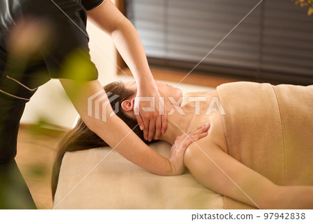 在美容院接受頸部按摩的婦女 97942838