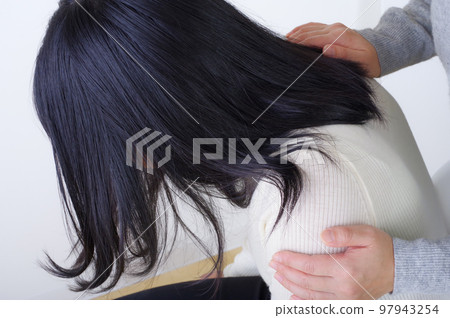 一個陷入困境的女孩和她的母親 97943254