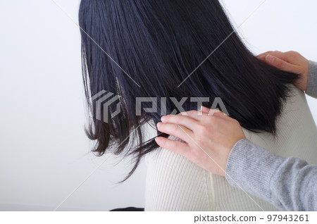 一個陷入困境的女孩和她的母親 一個陷入困境的女孩和她的母親 97943261