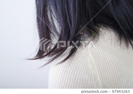一個有麻煩的女孩的背影 97943263