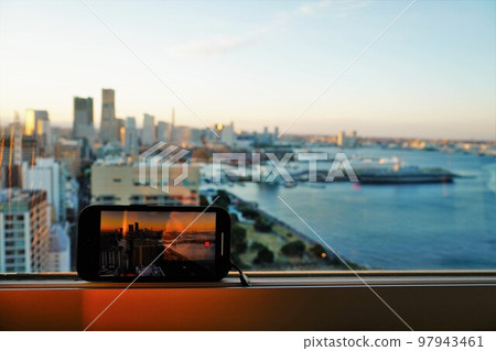 Shoot the cityscape at sunset with a smartphone Shoot the cityscape at sunset with a smartphone 97943461