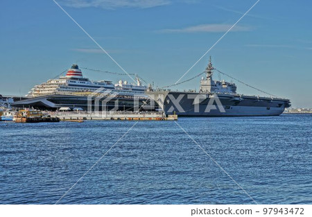 遊輪和戰艦停泊 97943472