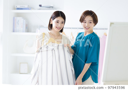 購物形象購物者和售貨員 購物形象購物者和售貨員 97943596