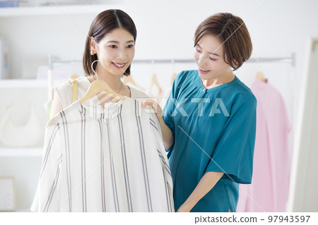 購物形象購物者和售貨員 97943597