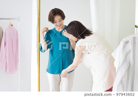 購物形象購物者和售貨員 97943602