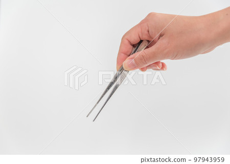 女人的手用鑷子 97943959