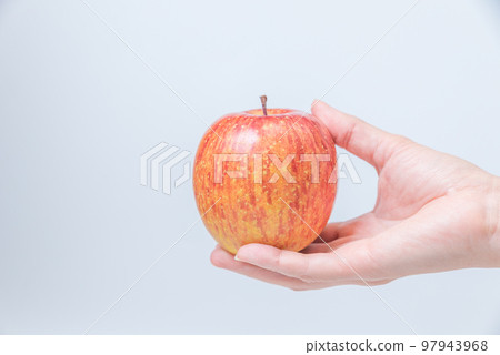 女手用一個紅蘋果 97943968